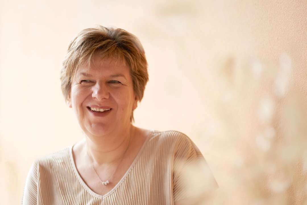 Charlotte lachend op de foto (van website van Charlotte)