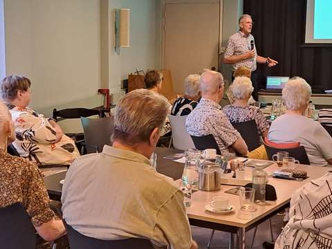 Publiek met spreker linkerkant