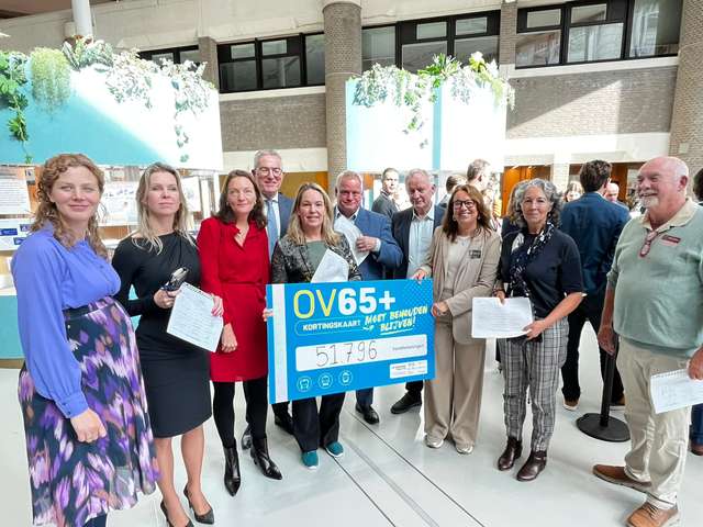 ANBO-PCOB aanbieden petitie OV tweede kamer