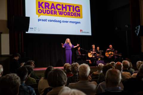 Sabine Uitslag met publiek in plenair programma | Krachtig ouder worden bijeenkomst