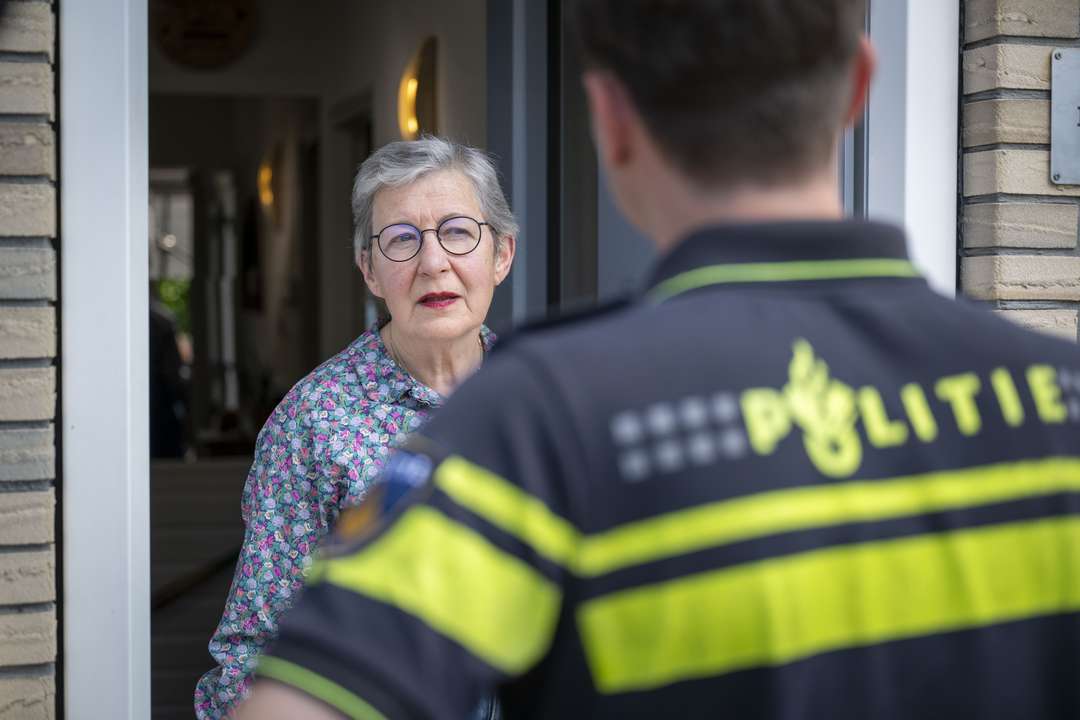 Nepagent probeert binnen te komen bij een senior