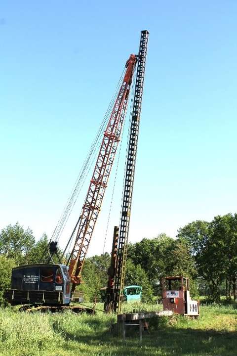 Hei instalatie met heipalen op smalspoor transport