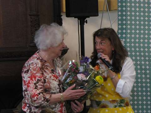 9 Slotfeest KBO 17-9-26; bloemen voor Ina