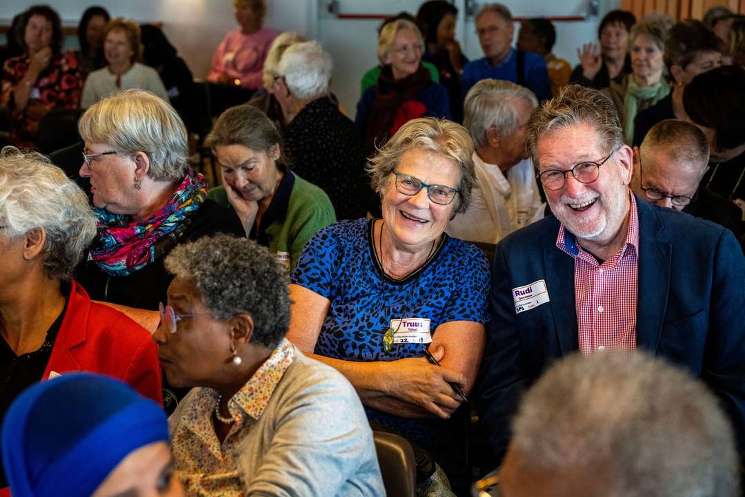 Man en vrouw lachend in publiek | Krachtig ouder worden