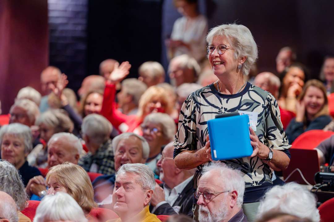 Dame met catchbox in publiek | Krachtig ouder worden