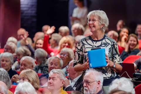 Dame met catchbox in publiek | Krachtig ouder worden