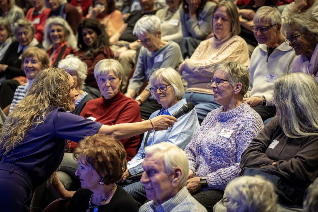 Sabine Uitslag met microfoon in publiek | Krachtig ouder worden