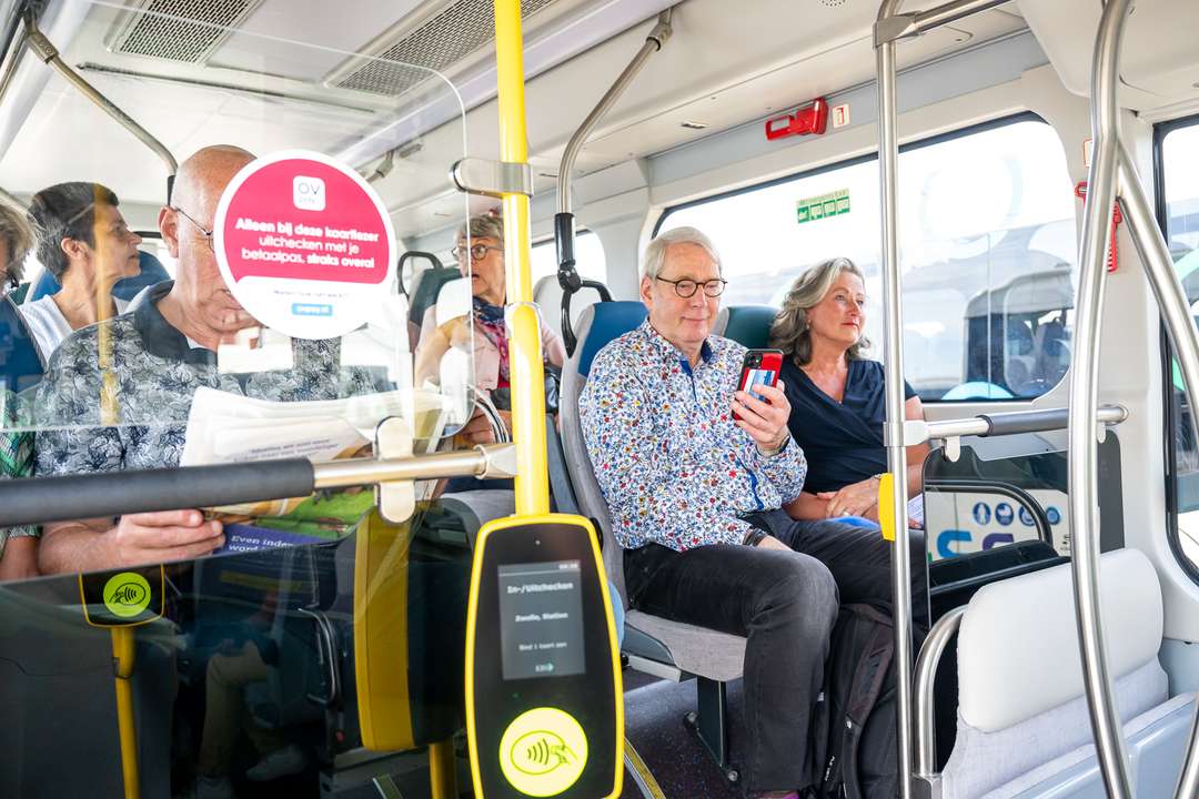 Reizigers in bus
