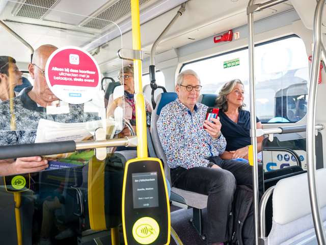 Reizigers in bus