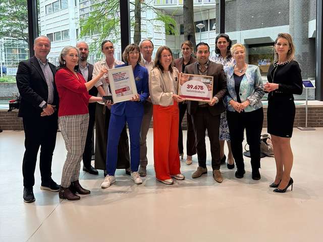 Overhandiging Petitie Gordelroos ANBO-PCOB