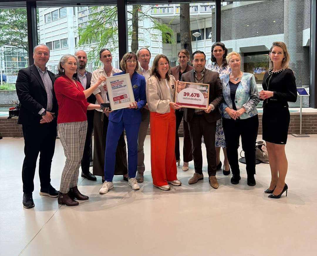 Overhandiging petitie gordelroos De Seniorencoalitie