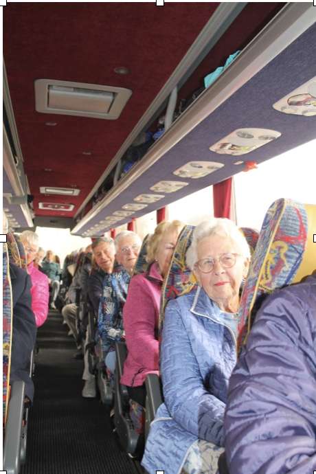 Op weg met een volle bus naar  Frederiksoord.