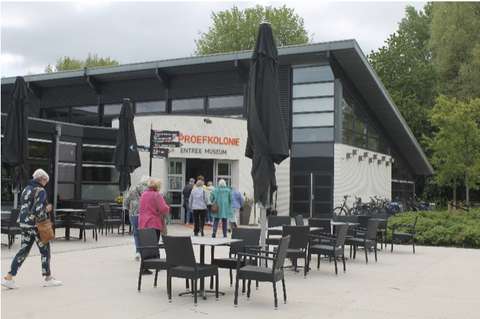 Tijdens de rondrit over het terrein van de Koloniën