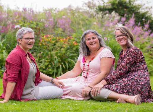 Wij, Annet, Annette en Ineke zijn 'Stil...',  stil van verwondering over God en wat Hij doet in het leven van zijn kinderen.  We zingen driestemmig, a capella en willen door het zingen van hymnen, southern gospelsongs, psalm- bewerk