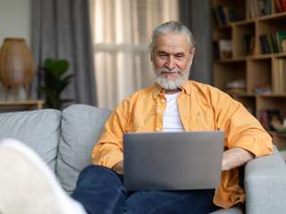 anbo-pcob-man-laptop-bank-geelshirt-4800-3200