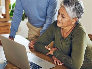 anbo-pcob-vrouw-laptop-kijken-4800-3200