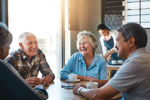 Groep ouderen koffie drinken | ANBO-PCOB