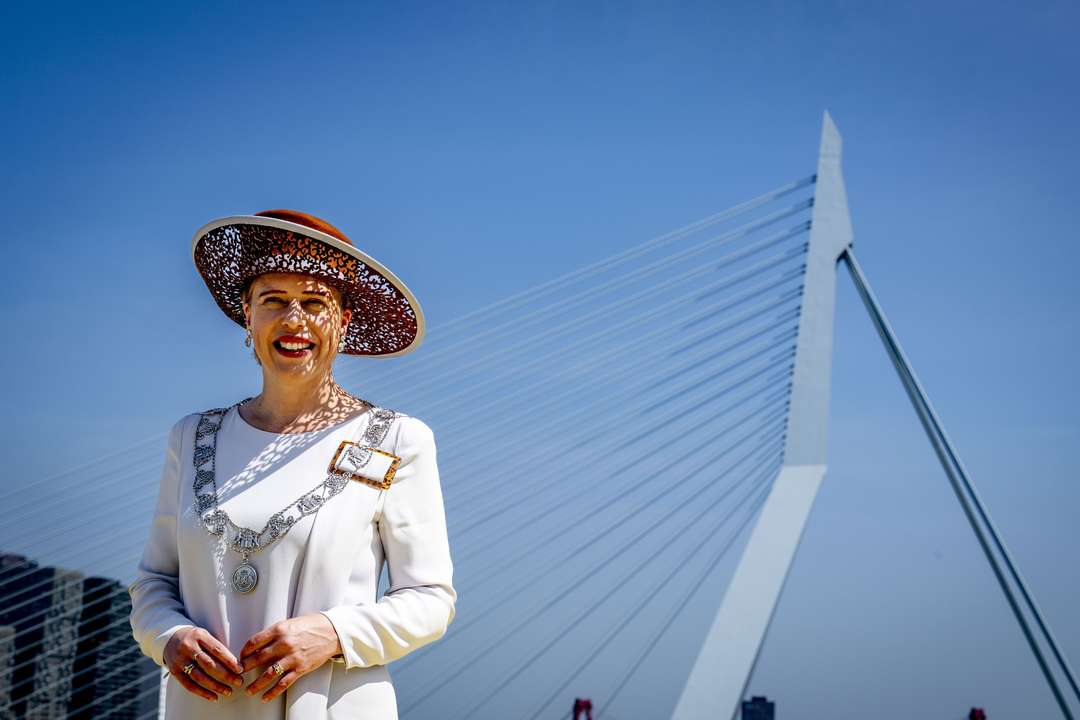 Carola schouten - foto - erasmusbrug - rotterdam - burgemeester
