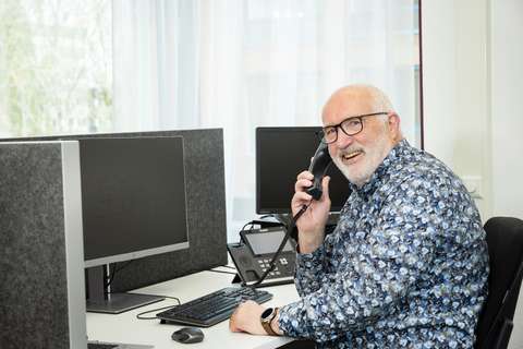 Vrijwilliger aan de telefoon | ANBO-PCOB