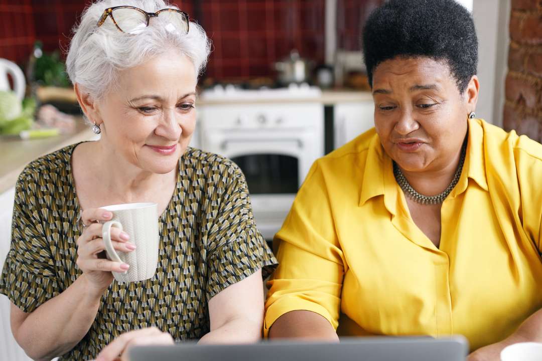 Twee dames op laptop | ANBO-PCOB