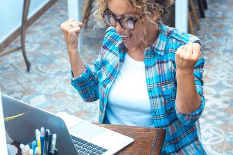 Dame blij laptop | ANBO-PCOB