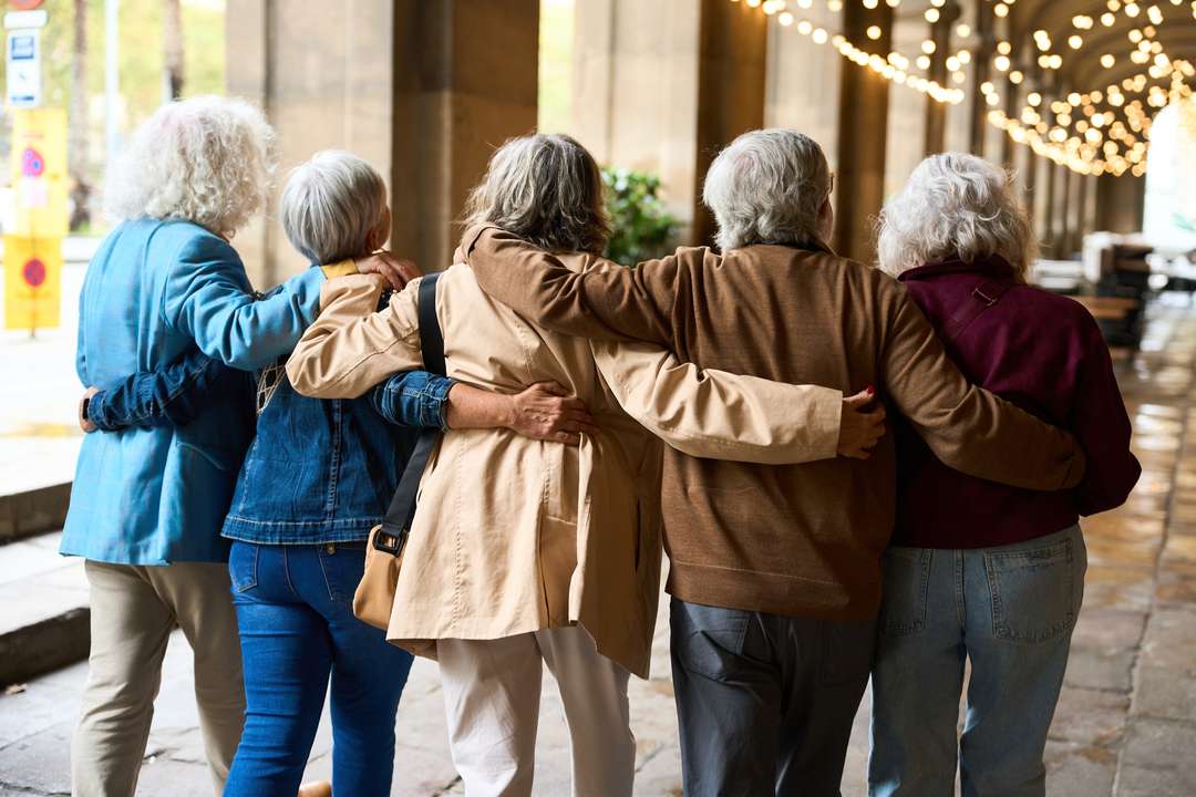 Groep ouderen samen | ANBO-PCOB