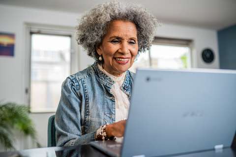 Mevrouw met laptop close-up | ANBO-PCOB