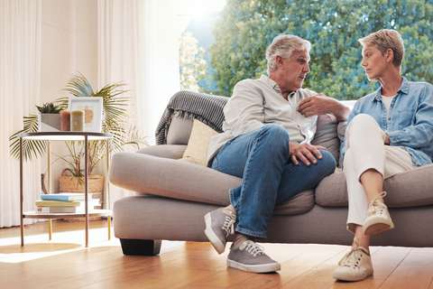 Stelletje in gesprek op de bank | ANBO-PCOB