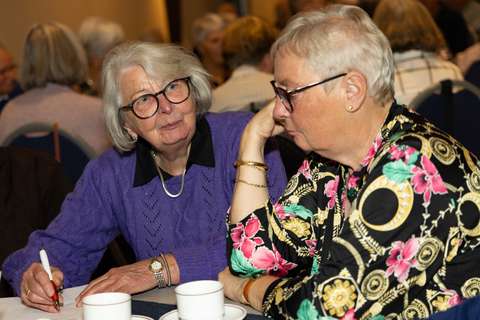 twee dames aan tafel, in gesprek