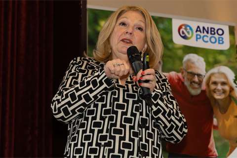 Janny van der Heijden spreekt op podium