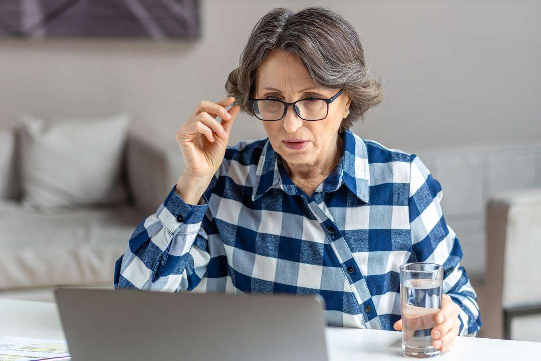 Verbaasde mevrouw laptop | ANBO-PCOB