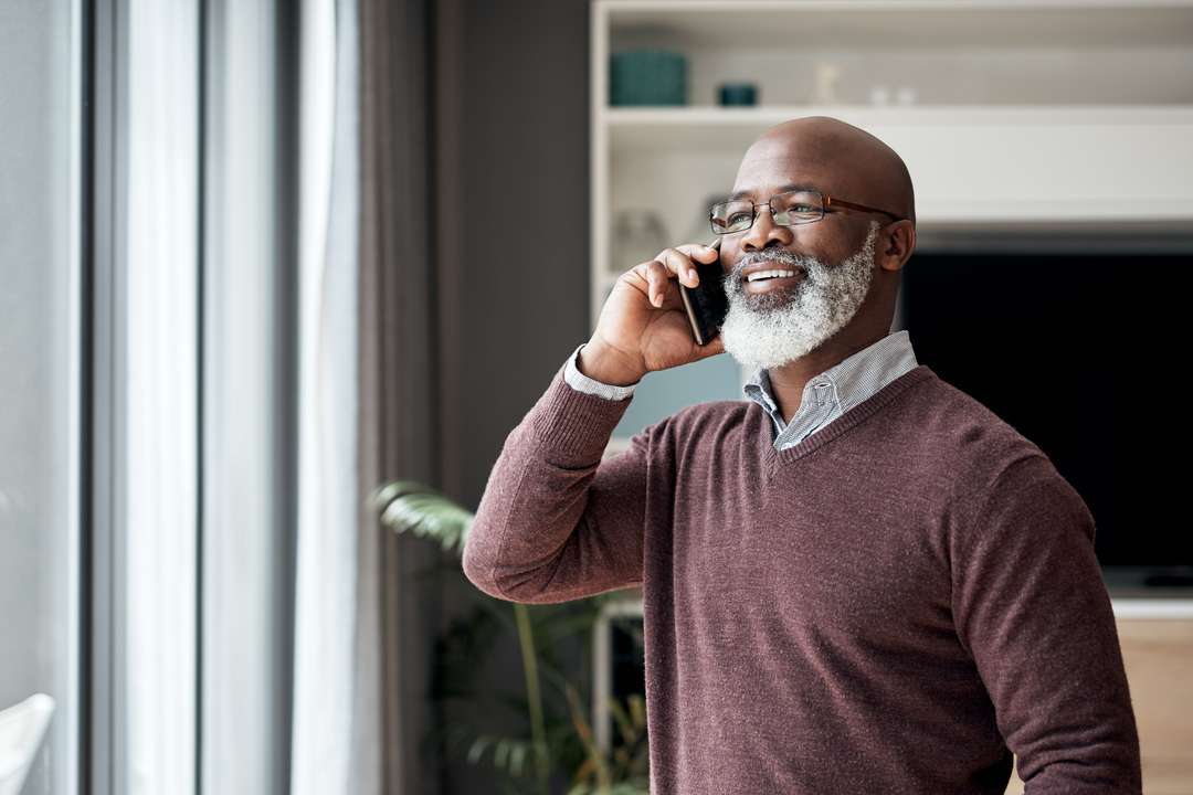 Man met telefoon | ANBO-PCOB