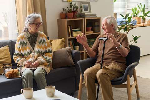 Man en vrouw drinken samen koffie - Leefcirkels - ANBO-PCOB