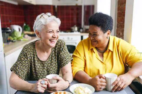 Twee dames drinken samen koffie aan de keukentafel - Leefcirkels - ANBO-PCOB