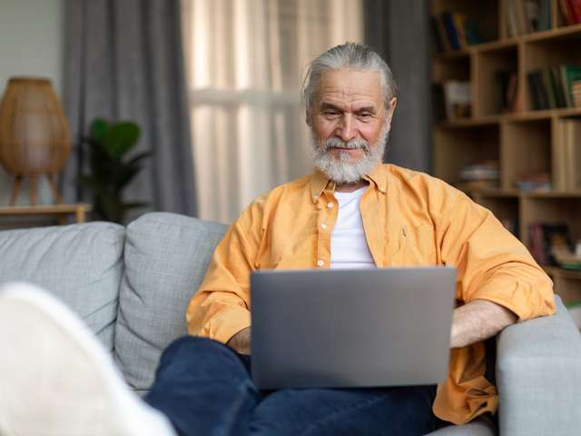 anbo-pcob-man-laptop-bank-geelshirt-4800-3200