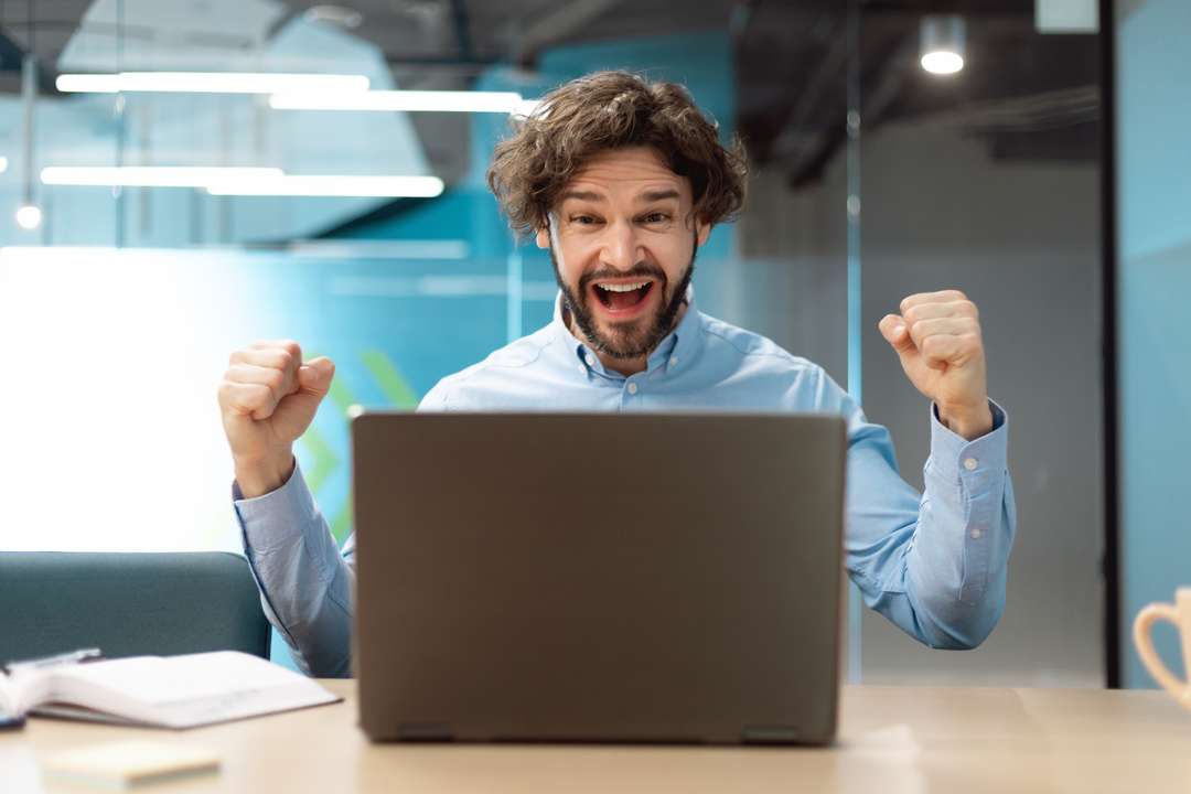Meneer blij laptop | ANBO-PCOB