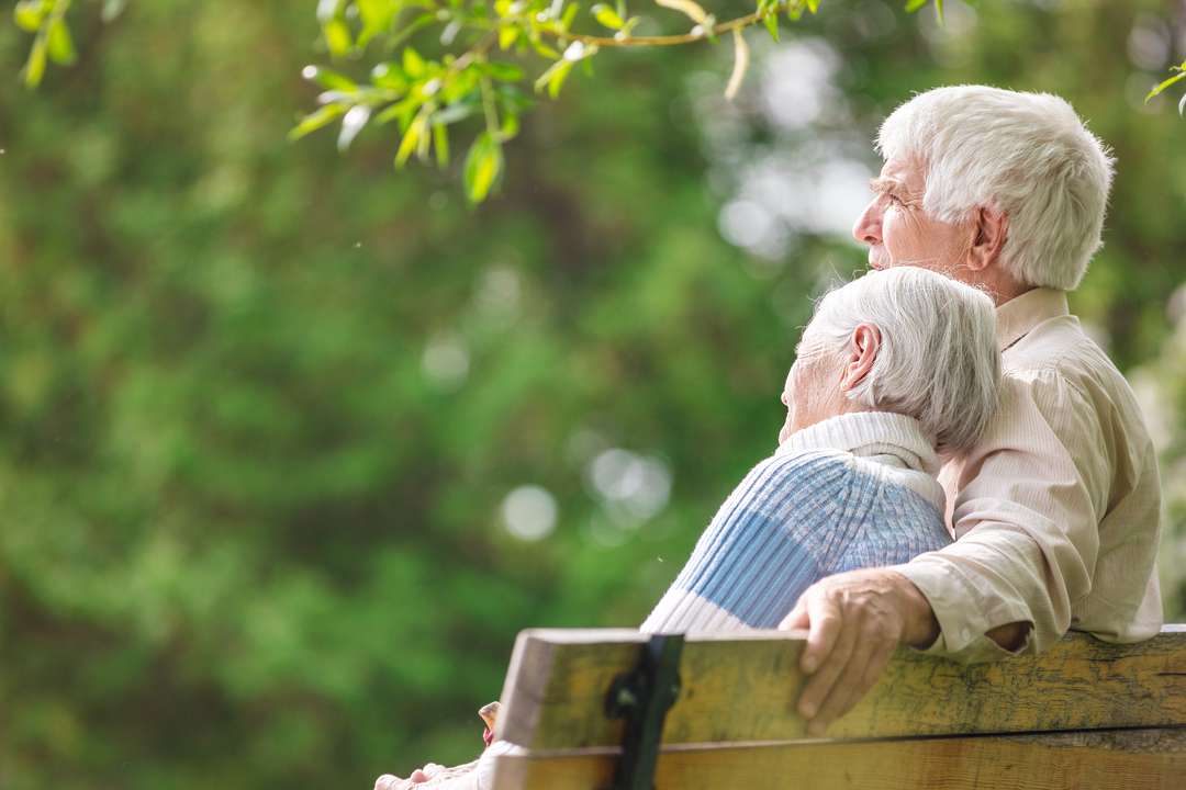 Stelletje op een bankje in het park | ANBO-PCOB