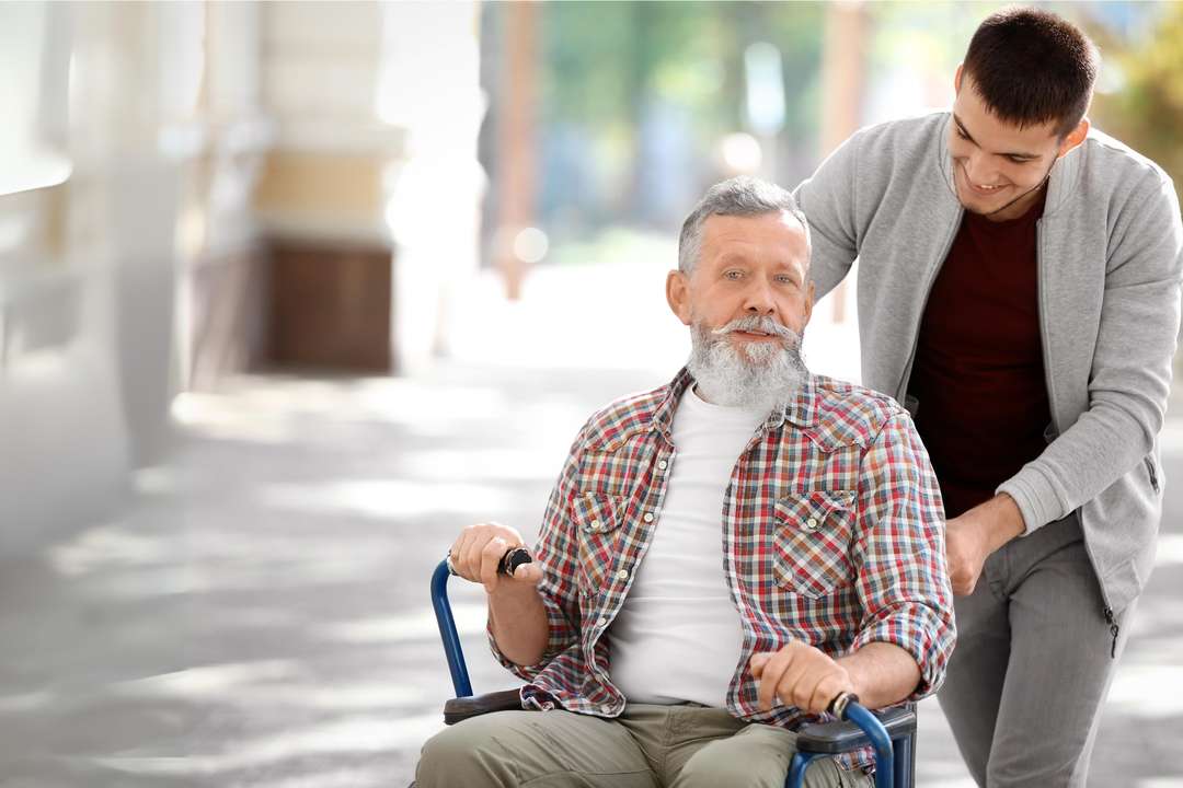 Vader in rolstoel en zoon | ANBO-PCOB