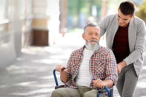 Vader in rolstoel en zoon | ANBO-PCOB