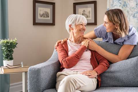 Moeder en dochter op de bank | ANBO-PCOB