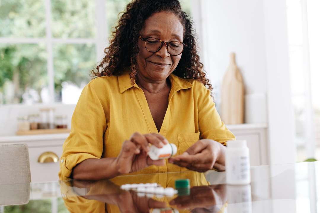 Mevrouw met medicijnen | ANBO-PCOB