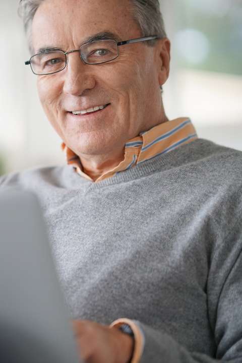 Meneer met laptop | ANBO-PCOB