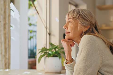 Mevrouw aan het nadenken kijkend naar links | ANBO-PCOB
