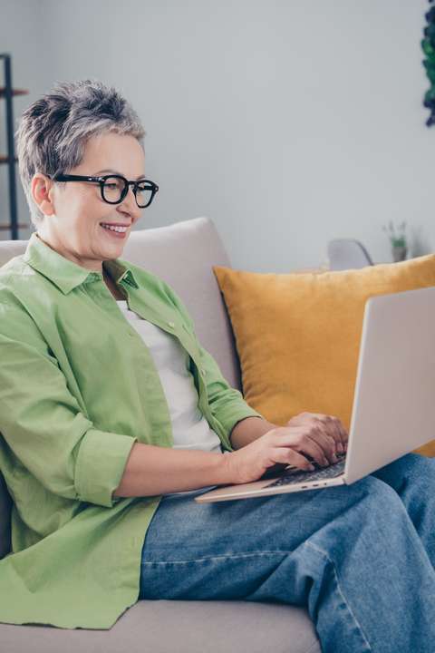 Mevrouw op een laptop | ANBO-PCOB