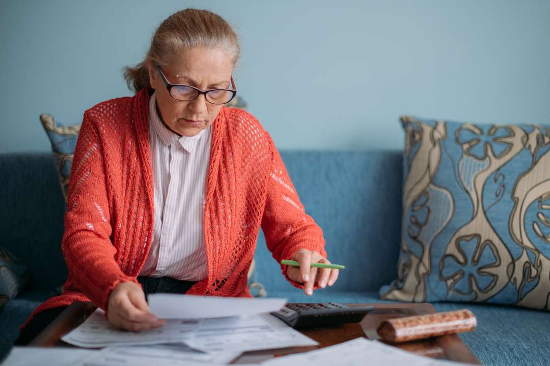 Mevrouw bekijkt papieren | ANBO-PCOB