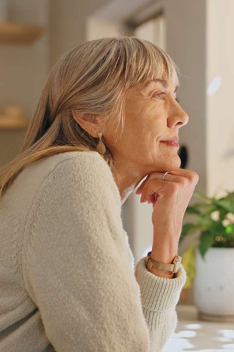 Mevrouw aan het nadenken | ANBO-PCOB