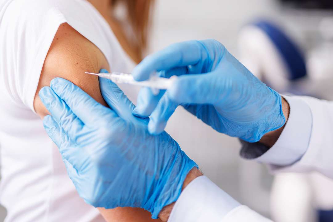 Vaccinatie naald en arm | ANBO-PCOB