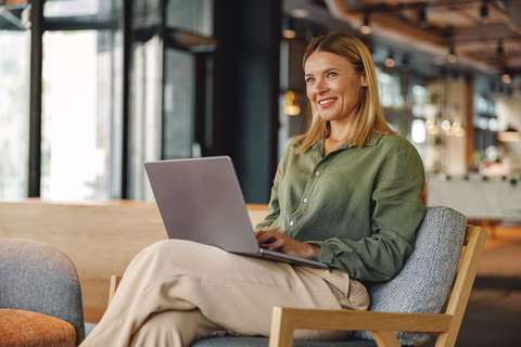 Vrouw met laptop op schoot | ANBO-PCOB