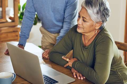 Mevrouw kijkt naar laptop | ANBO-PCOB