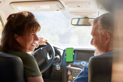 Man en vrouw in auto | ANBO-PCOB